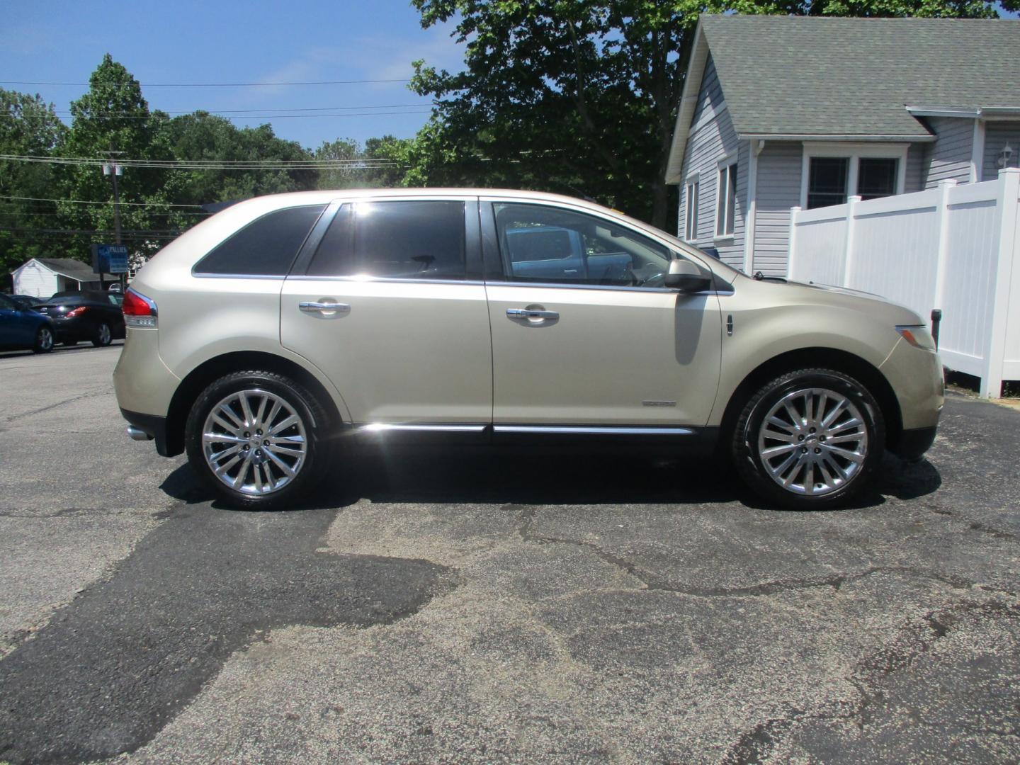 2011 GOLD Lincoln MKX (2LMDJ8JK4BB) , AUTOMATIC transmission, located at 540a Delsea Drive, Sewell, NJ, 08080, (856) 589-6888, 39.752560, -75.111206 - Photo#8